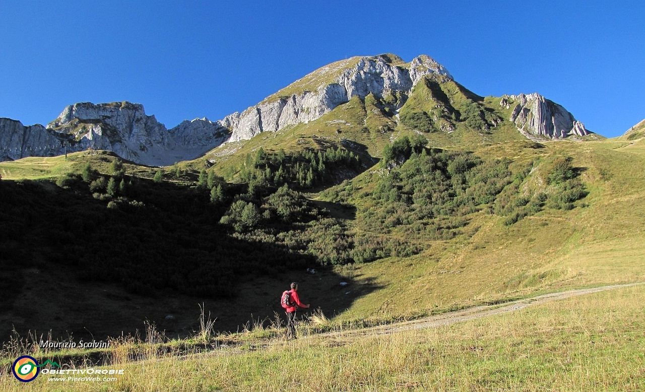 02 Mi avvio verso il  Passo di San Simone, sorvegliato dal Monte Cavallo....JPG